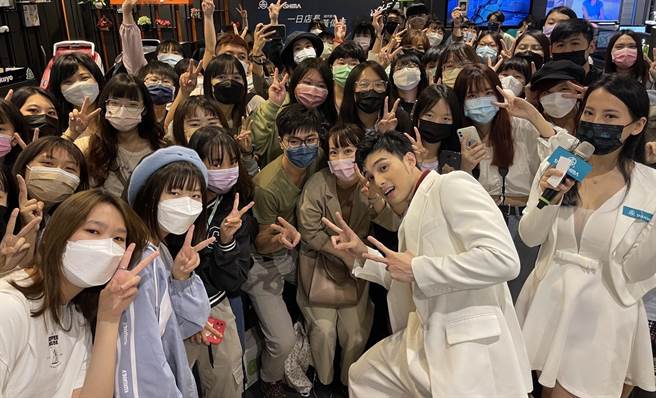 黄伟晋今担任一日店长。（TAKASHIMA高岛提供）