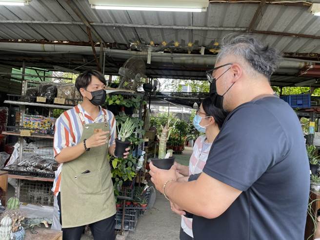 張勛堯耐心替客人講解。（洪靖宜攝）