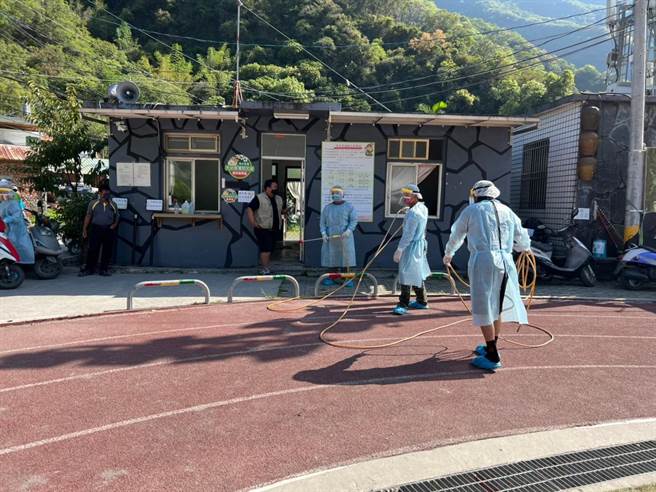 屏東熱門景點哈尤溪也傳出有確診者足跡，為此，縣府與霧台鄉公所決定16日至18日暫停所有行程，並進行部落消毒及工作人員採檢作業。（屏縣府提供／謝佳潾屏東傳真）