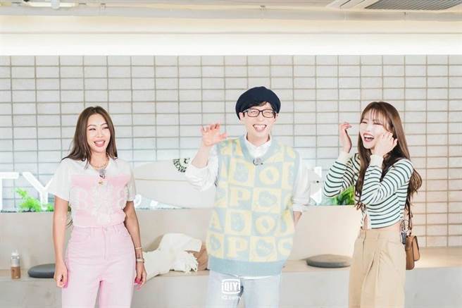 刘在锡（中）几乎每集都被Jessi（左）与美珠（右）逼疯。（爱奇艺国际站提供）