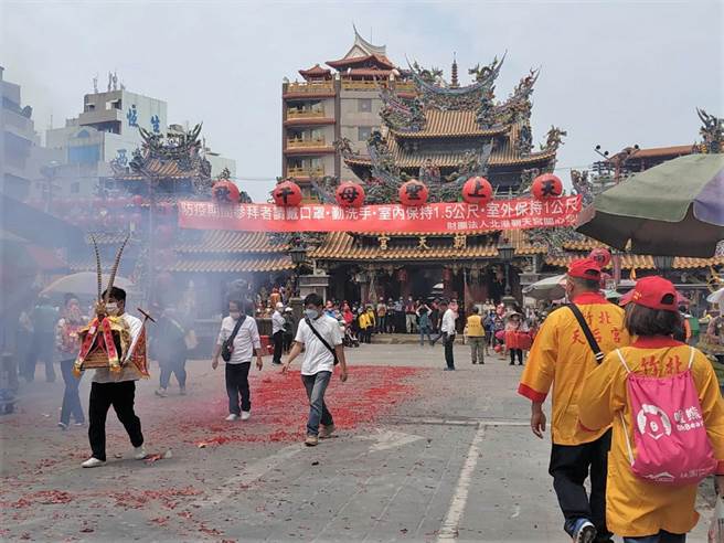 云林县北港朝天宫志工研发「北港迎妈祖APP」，方便信眾掌握遶境队伍位置减少群聚。（张朝欣摄）