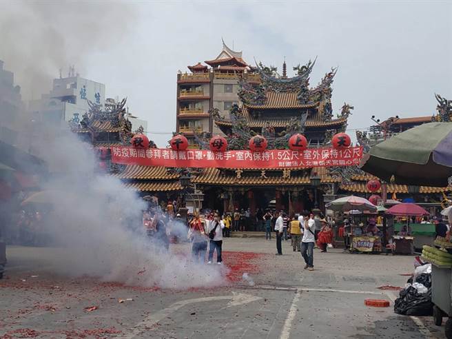 云林县北港朝天宫志工研发「北港迎妈祖APP」，方便信眾掌握遶境队伍位置减少群聚。（张朝欣摄）