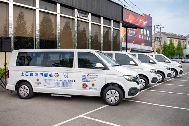 桃园市政府16日获赠4辆復康巴士。（陈梦茹摄）