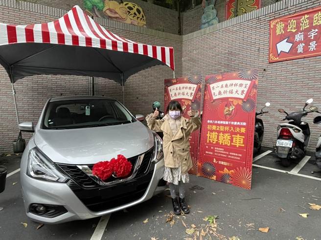 新北市鶯歌碧龍宮為慶祝主神八掛祖師聖誕，今舉行龜神杯擲筊大賽總決賽，賽事吸引500多人參賽擲筊，最終由10歲胡姓妹妹以6次聖杯獲得優勝。（蔡雯如攝）