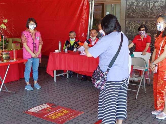 新北市鶯歌碧龍宮為慶祝主神八掛祖師聖誕，今舉行龜神杯擲筊大賽總決賽，賽事吸引500多人參賽擲筊，最終由10歲胡姓妹妹以6次聖杯獲得優勝。（碧龍宮提供）