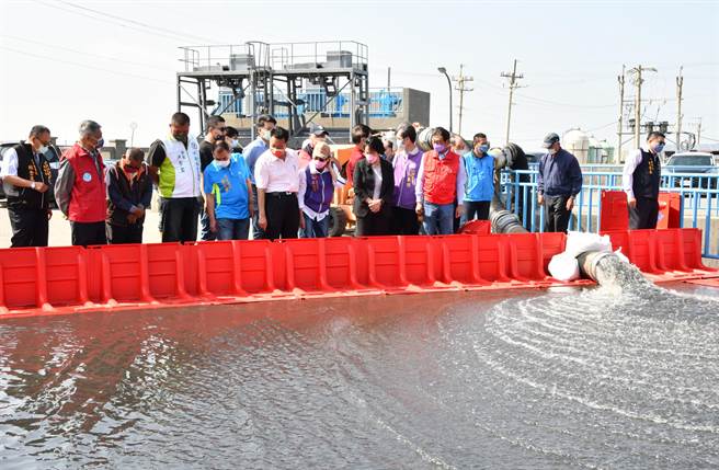 彰化县政府採购新型防洪檔板，单人每分钟可组装10公尺以上 。（吴敏菁摄）