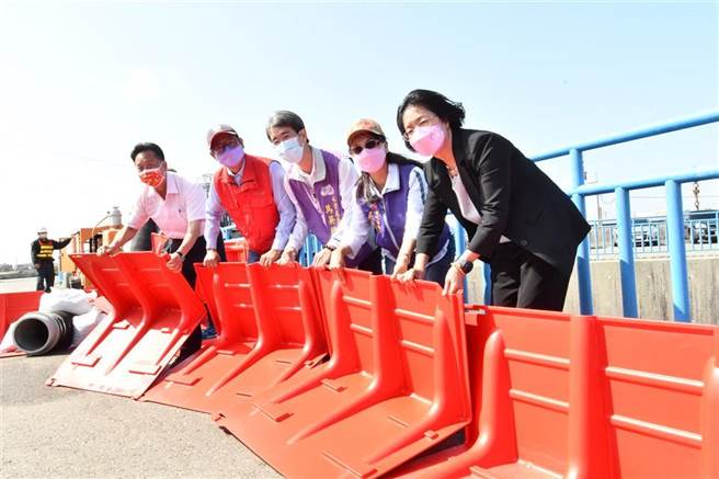 彰化县政府採购新型防洪檔板，单人每分钟可组装10公尺以上 。（吴敏菁摄）