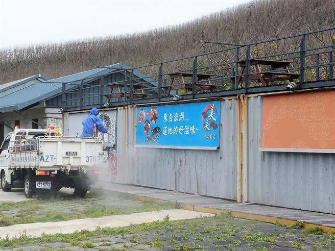确诊者住在澎湖青湾仙人掌公园的大山营区旅宿里面，环保局立刻派车前往清消作业。（澎湖县政府提供／记者张茂雄澎湖传真）
