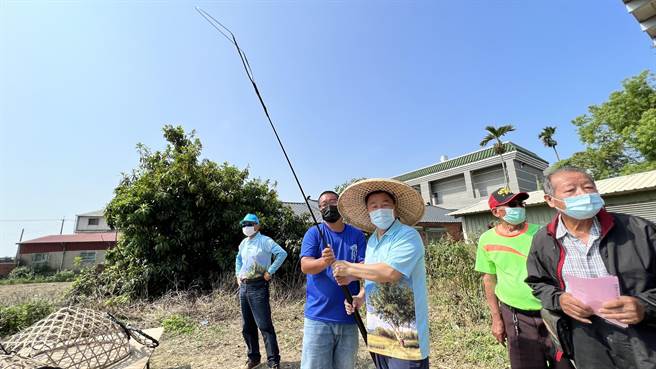 市议员蔡育辉（左三）今天也到现场观看。（张毓翎摄）
