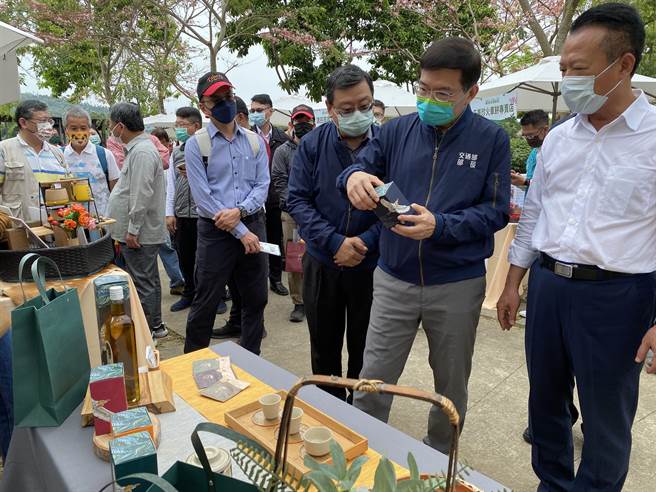 交通部長王國材（右二）、嘉義縣長翁章梁參觀雲嘉嘉觀光圈業者的特色物產。（廖素慧攝）