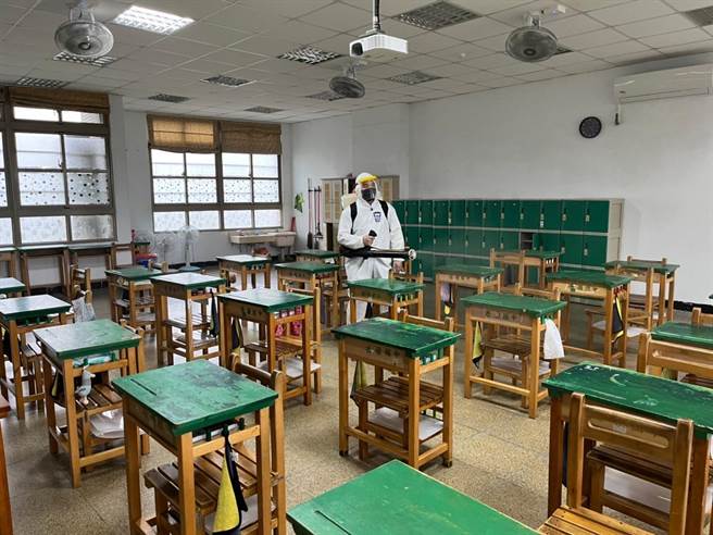 桃园市环保局针对有确诊者的学校进行消毒。（桃园市环保局提供／陈梦茹桃园传真）