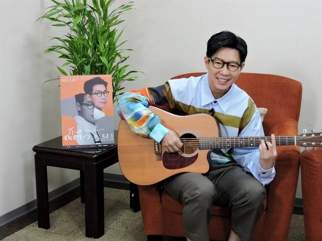 品冠於節目中深情獻唱。（東森提供）