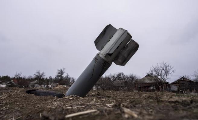 一枚落在乌克兰基辅附近城市切尔尼戈夫的未爆弹。（美联社）
