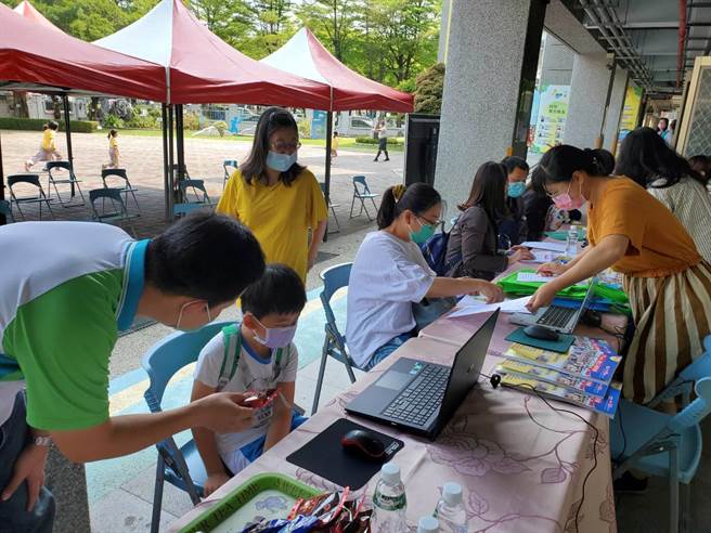 嘉義市民族國小新生登記報到情形。（嘉義市政府提供／廖素慧嘉市傳真）