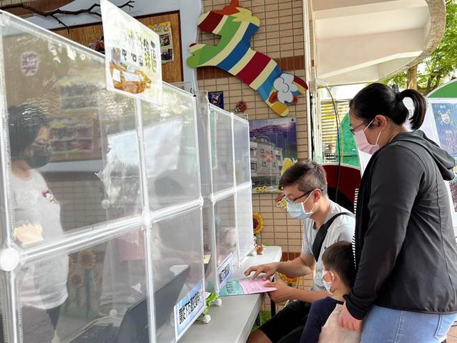 嘉義市公立幼兒園家長帶孩子到園辦理線上登記情形。（嘉義市政府提供／廖素慧嘉市傳真）