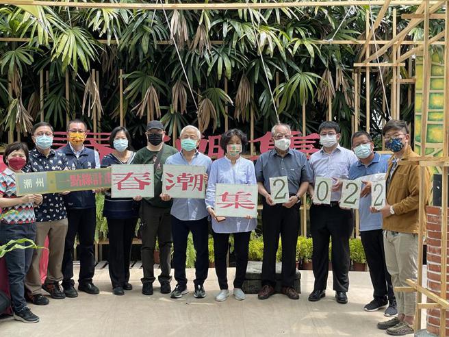 （台湾好基金会携手联发科教育基金会主办「2022春潮集」，台湾好基金会董座柯文昌(左六)说，希望把潮州绿意找回来。图／邱莉玲）