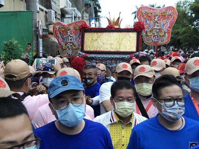 大甲妈祖銮轿行经议长张清堂服务处，信眾将现场挤得水泄不通。（陈世宗摄）