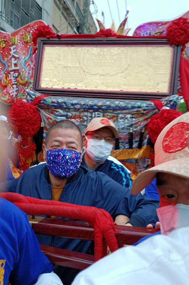 大甲妈銮轿于晚上6时20分抵达张清照清水服务处，前议长张清堂(前)及议长张清照等共扶妈祖銮轿。（张清照服务处提供）