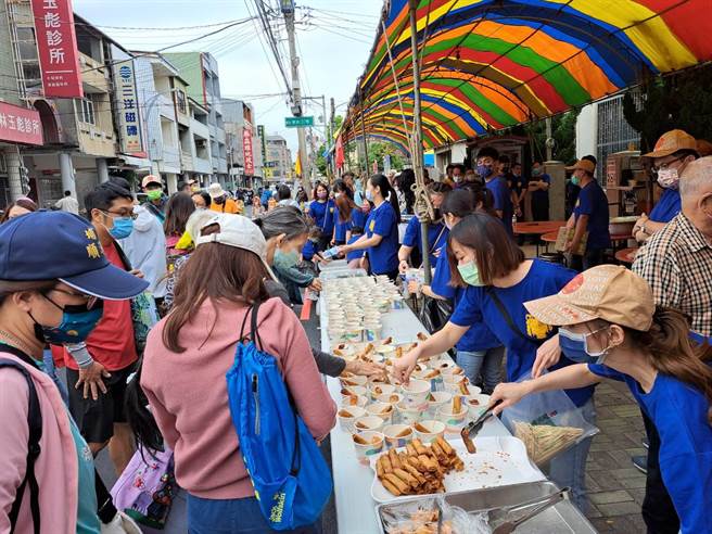 张清照服务处搭棚设小吃摊，各式点心包括冷泡茶、鸡翅、花枝丸、肉粽、红茶、米苔目、粉粿、粉圆等，都是清水知名小吃。(陈世宗摄)