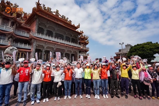 立委赵天麟陪同林志诚扫街。（林志诚团队提供）