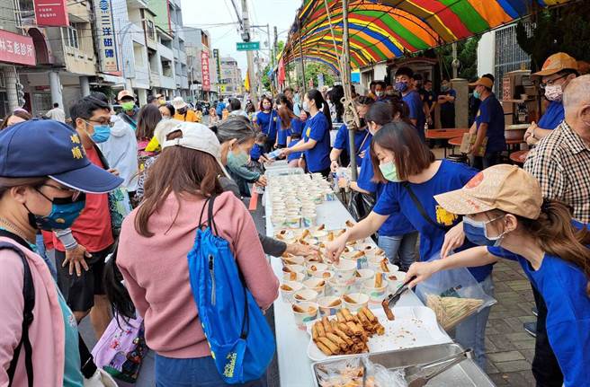 台中市议会议长张清照服务处搭棚设小吃摊，各式点心都是清水知名小吃。（陈世宗摄）