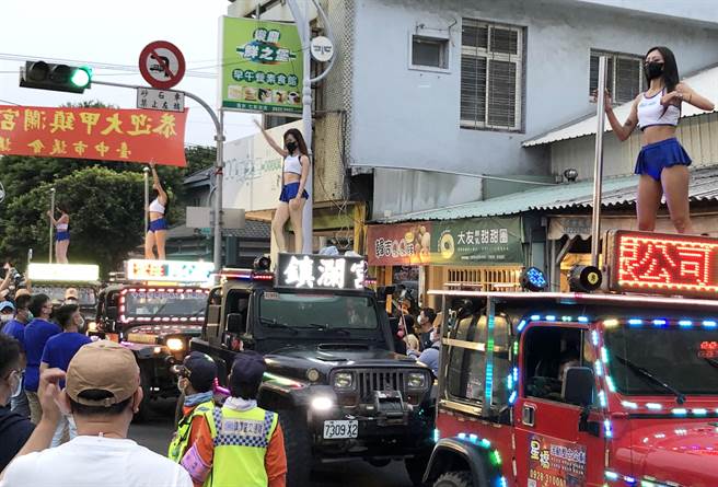 议长张清照服务处前的钢管辣妹演出，成为遶境队伍最吸睛的画面。（陈世宗摄）
