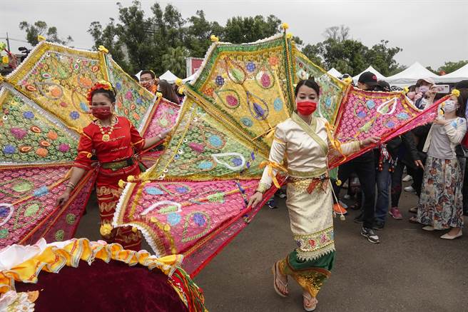 极具异国风情的桃园龙冈米干节16日在龙冈登场，表演孔雀舞的舞者穿着孔雀造型服饰引领队伍出发。（黄子明摄） 
