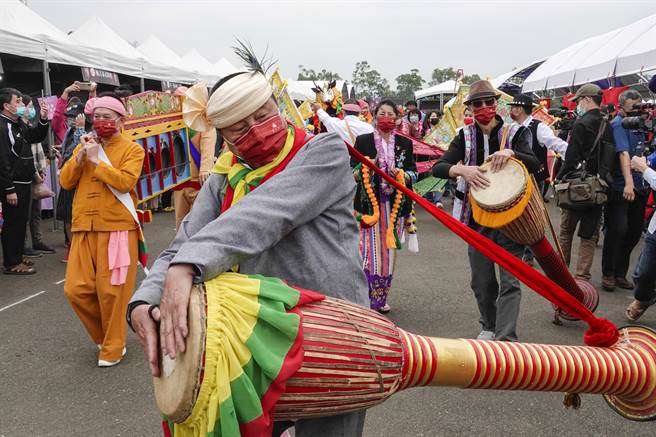 极具异国风情的桃园龙冈米干节16日在龙冈登场，表演队伍穿戴云南、金三角风格的服装道具演出。（黄子明摄）