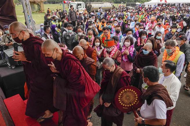 极具异国风情的桃园龙冈米干节16日在龙冈登场，适逢新一波疫情严峻之际，主办单位安排僧侣为民眾洒净祈福，希望让居民早日度过疫情带来的衝击。（黄子明摄） 