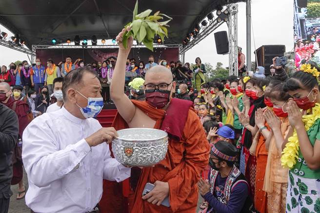 极具异国风情的桃园龙冈米干节16日在龙冈登场，适逢新一波疫情严峻之际，主办单位安排僧侣为民眾洒净祈福，希望让居民早日度过疫情带来的衝击。（黄子明摄）  