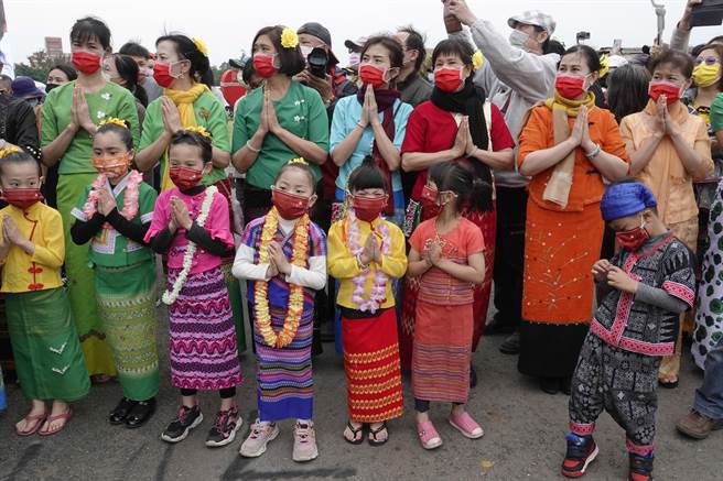 极具异国风情的桃园龙冈米干节16日在龙冈登场，妇女小孩都穿着云南、金三角风格服装参加活动。（黄子明摄） 