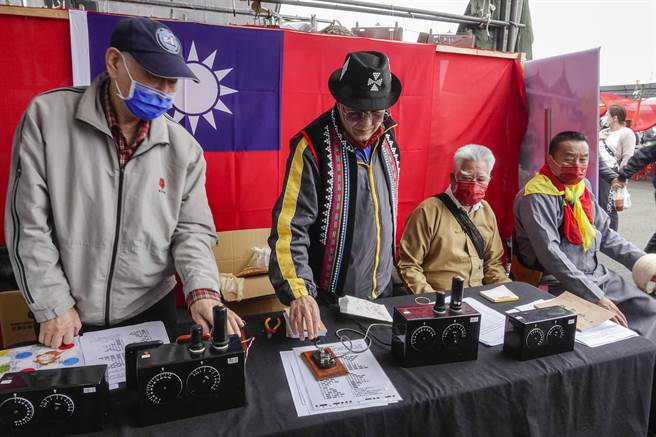 极具异国风情的桃园龙冈米干节16日在龙冈登场，多位当年曾深入敌后的「云南反共救国军」老兵，自制当年使用的摩斯密码发报机，向民眾介绍如何传递情报给军情单位。（黄子明摄）