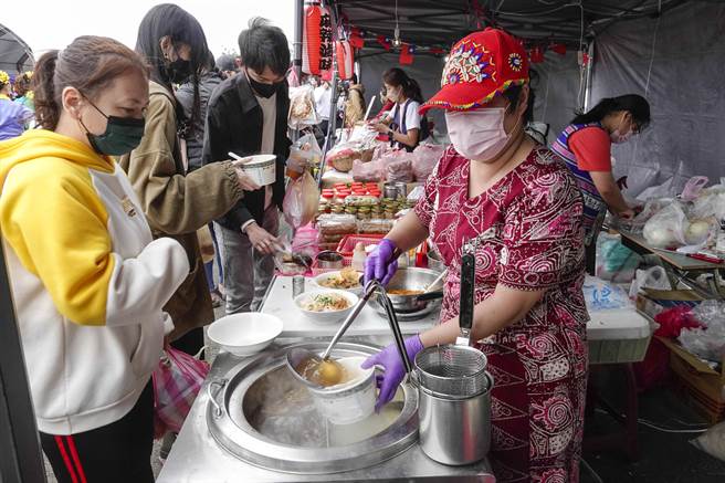 极具异国风情的桃园龙冈米干节16日在龙冈登场，现场许多云南、金三角地区美食吸引饕客排队品尝。（黄子明摄） 