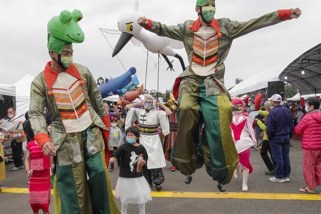 极具异国风情的桃园龙冈米干节16日在龙冈登场，表演队伍在会场踩街演出。（黄子明摄）