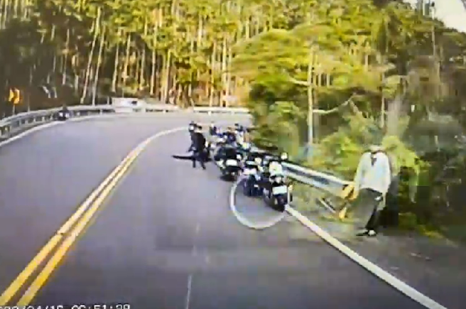 21岁重机骑士当时在过阿婆弯时发生自摔衝向护栏，头部、胸部遭重击当场失去意识，耳朵、鼻子出血，最后送医抢救不治。（警消提供）