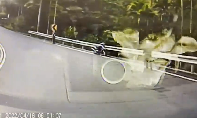 21岁重机骑士当时在过阿婆弯时发生自摔衝向护栏，头部、胸部遭重击当场失去意识，耳朵、鼻子出血，最后送医抢救不治。（警消提供）