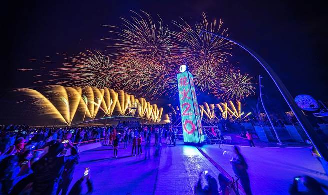 晚上4000人齊聚馬公觀音亭園區，施放精采的煙火秀，提前為花火節暖身。（澎湖縣政府提供）