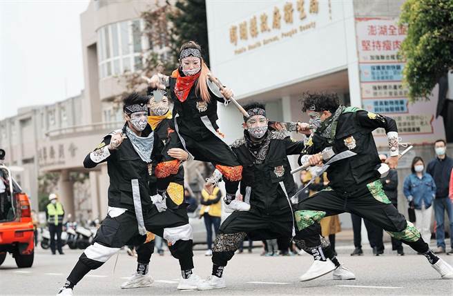 踩街團體鐵四帝八家將街舞，讓整場活動更添繽紛熱鬧。（澎湖縣政府提供）