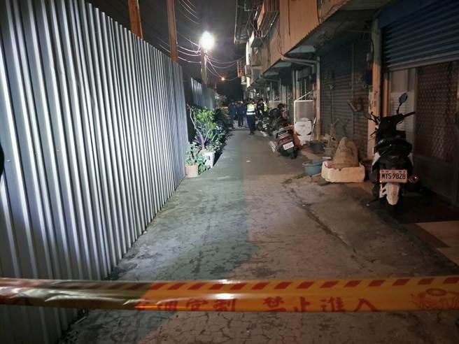 台中市太平区16日晚间惊传凶杀命案，51岁蔡男持水果刀刺大他一岁的邻居王男。（民眾提供／谢琼云台中传真）