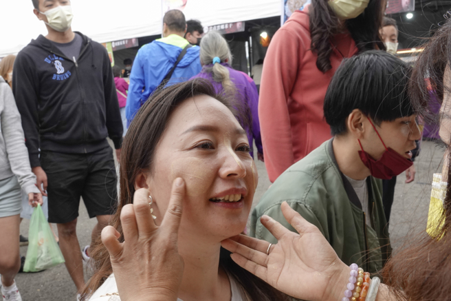 极具异国风情的桃园龙冈米干节16日在龙冈登场，各种云南及缅、泰、寮金三角地区美食，以及展示生活用品，还有多项文化展演活动，民眾现场体验可护肤美容的缅甸香木泥抹脸。（黄子明摄）