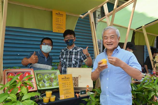 台湾好基金会结合回忆与绿意在潮州老街建基路举办「春潮集」，在街坊的相挺下，成功藉由市集打造出潮州新一代人的集体回忆。（谢佳潾摄）