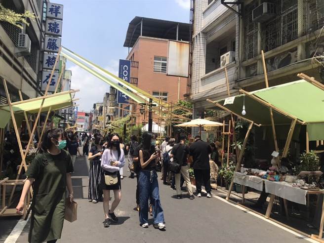 台湾好基金会结合回忆与绿意在潮州老街建基路举办「春潮集」，在街坊的相挺下，成功藉由市集打造出潮州新一代人的集体回忆。（谢佳潾摄）