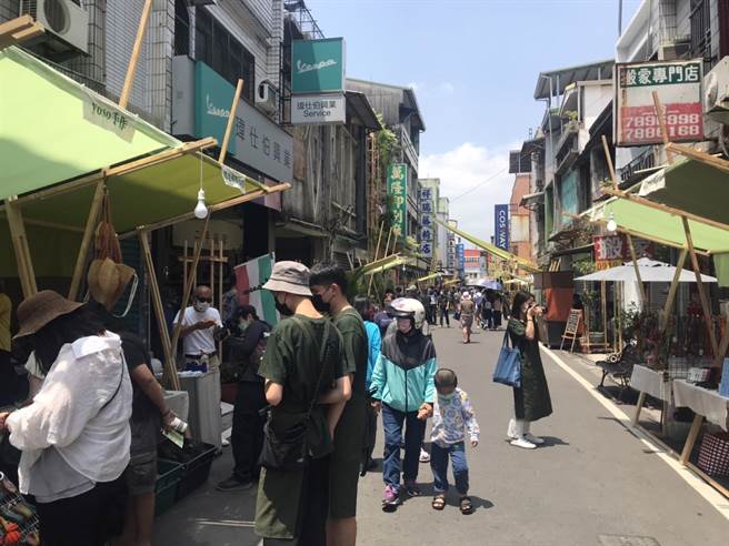 台湾好基金会结合回忆与绿意在潮州老街建基路举办「春潮集」，在街坊的相挺下，成功藉由市集打造出潮州新一代人的集体回忆。（谢佳潾摄）