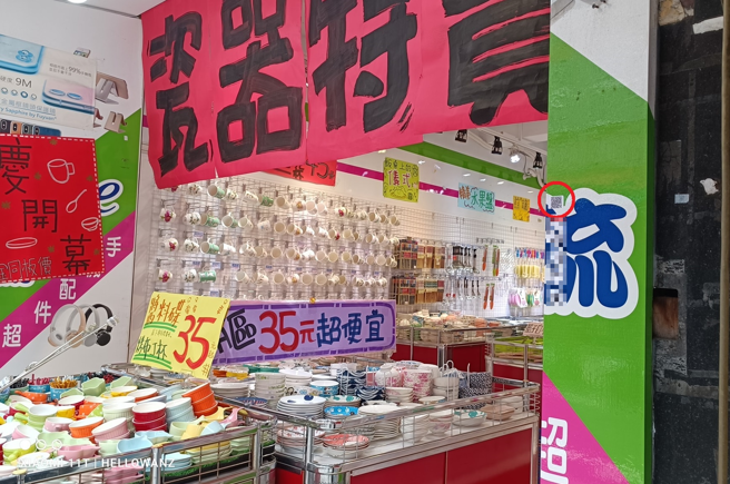 男子到瓷器特卖店购物，一时找不到实联QR Code可扫，待他结完帐后才惊觉店面柱子友「超小」实联QR Code。（翻摄自爆废公社）