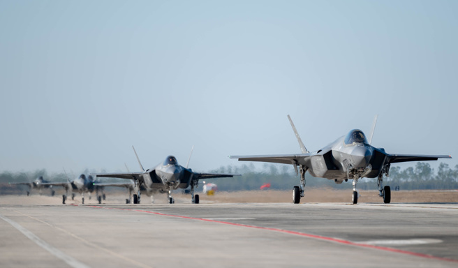 专家警告，美国继续增加国防支出和全球军力部署，可能将自取灭亡。图为美军F-35A战机。（示意图／DVIDS）