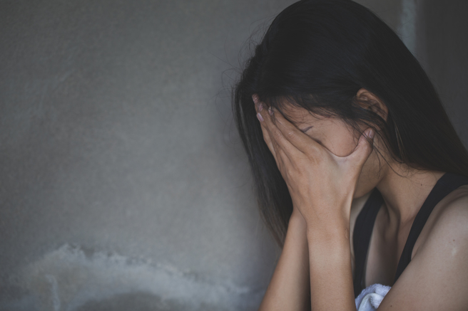 女子遭男子撿屍，男子事後辯稱是對方先邀約他，他還擔心是仙人跳，過程中全程錄音，但法官仍認定男子趁機性侵，判刑3年9月。（示意圖，達志影像/shutterstock）