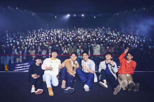 「理想混蛋」在台上卖力热唱，开心与嘉宾蔡旻佑合体互动逗趣。（好多音乐提供）