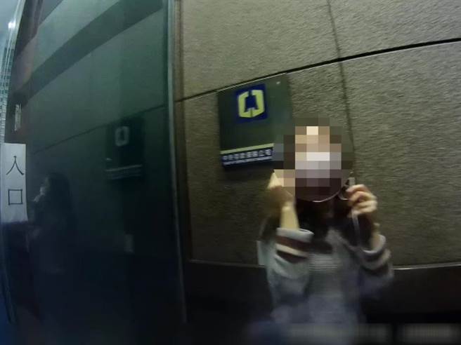 警方到场找到差点被骗的徐姓妇人，成功拦阻诈骗。（翻摄照片／林郁平台北传真）