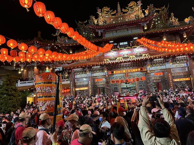 大甲镇澜宫遶境至清水紫云巖观音庙，受到信眾的蜂拥恭迎与参拜。（民眾提供）