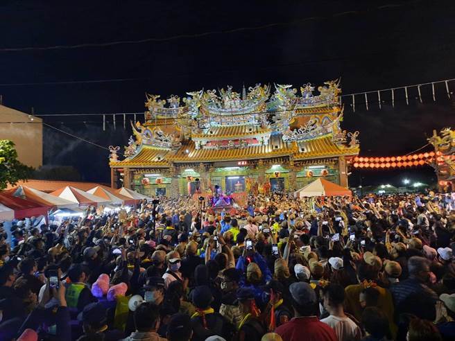 大甲妈祖于晚上近9时驻驾清水朝兴宫，比预期时间慢近一小时。（民眾提供）